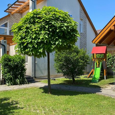 Апартаменты Magyar Apartman Iii. Хайдусобосло Экстерьер фото