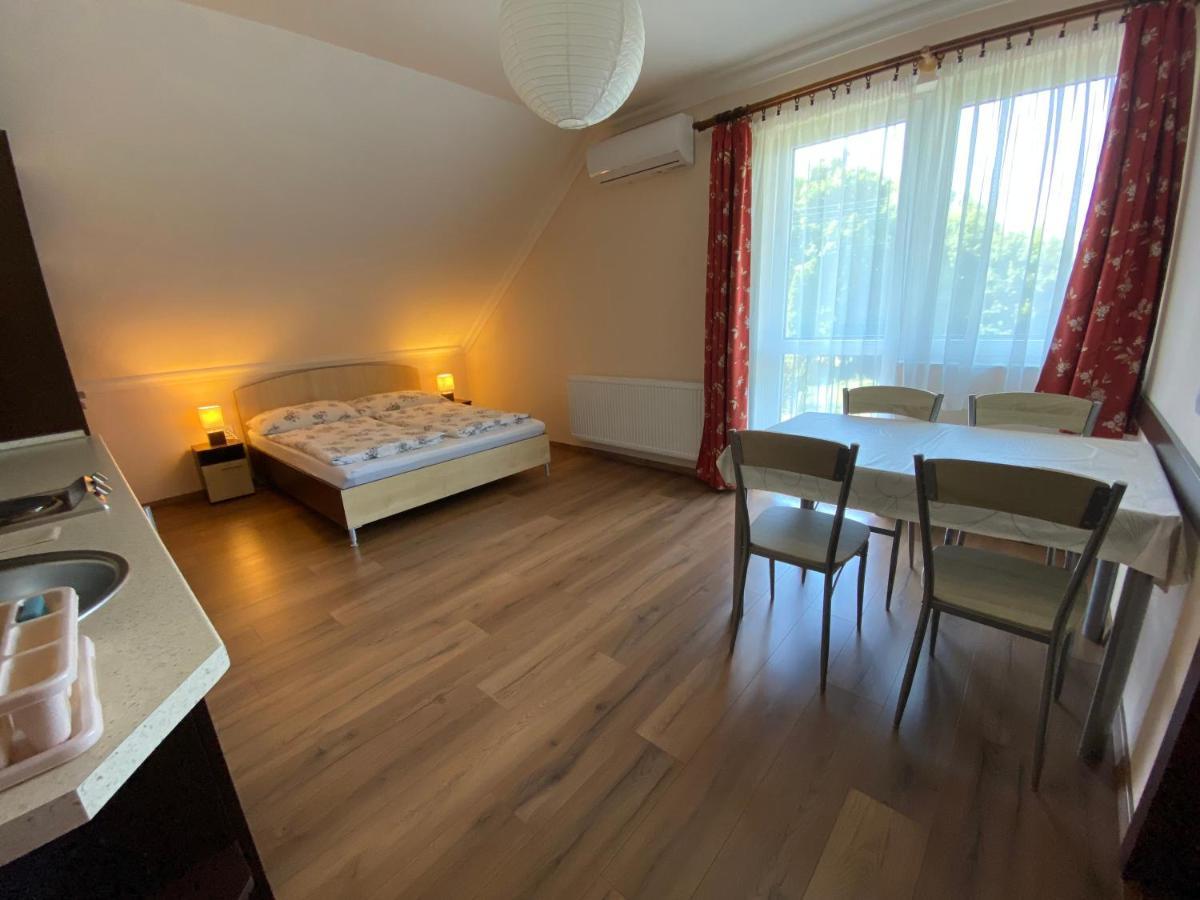 Апартаменты Magyar Apartman Iii. Хайдусобосло Экстерьер фото