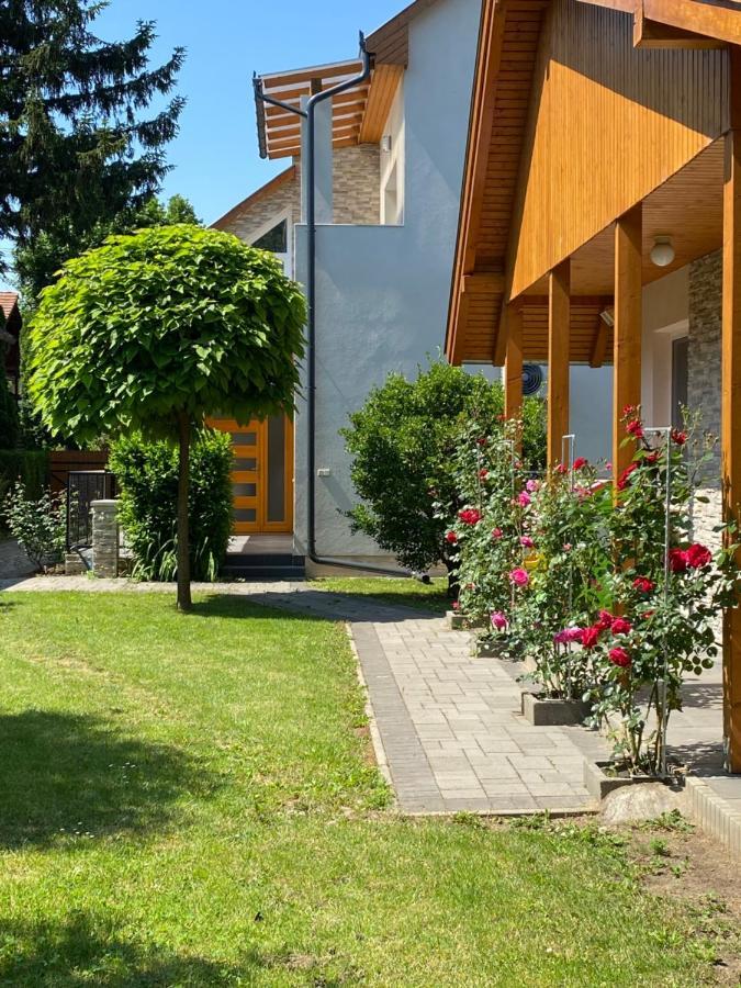 Апартаменты Magyar Apartman Iii. Хайдусобосло Экстерьер фото