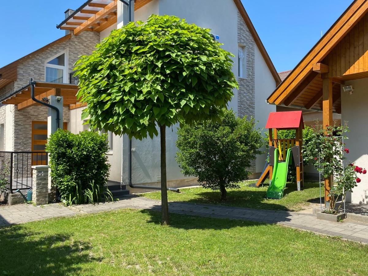 Апартаменты Magyar Apartman Iii. Хайдусобосло Экстерьер фото