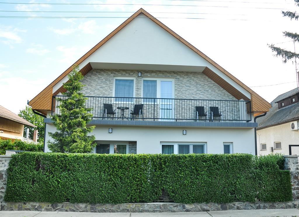 Апартаменты Magyar Apartman Iii. Хайдусобосло Экстерьер фото